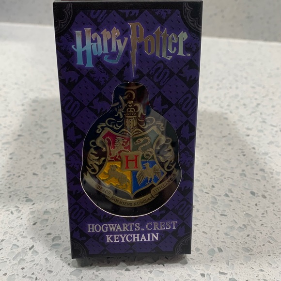 Harry Potter Hogwarts Crest Keychain - Picture 2 of 5